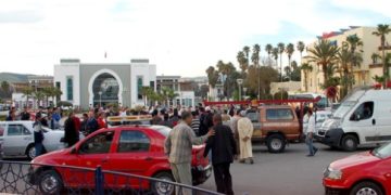 خاص : من يحمي فوضى “الطاكسي الأحمر”بمحطة القطار بفاس؟ يختارون وجهتم وثمن الرحلة بدون عداد