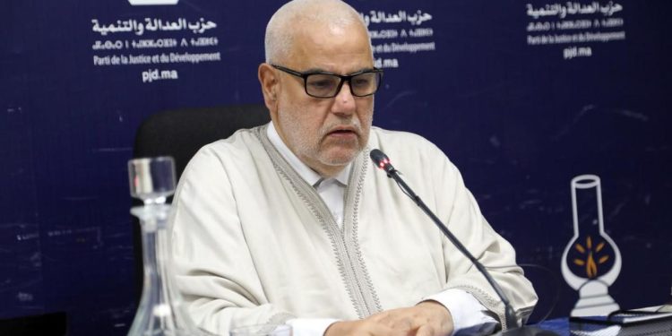 زلة لسان يعقبها اعتذار من بنكيران.. سحب عبارة “قندوح” استعملها متحدثا عن محيط الملك
