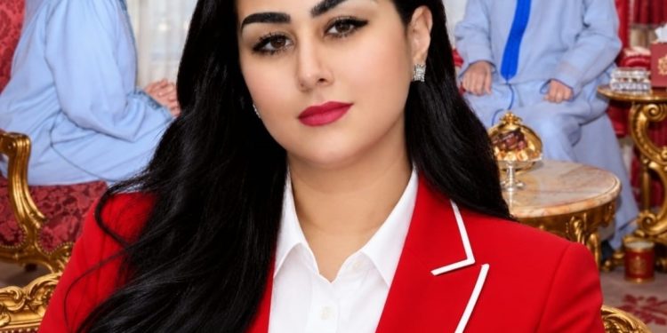 فتيحة الطالبي محامية بهية مراكش وفي الخلفية التعيين الملكي لرئيسة الحكومة المنصوري