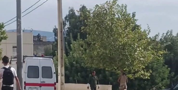 03 - الميادين نيوز بالصور: ميكروباص قادم من فاس يُقل عشرة متشردين مضطربين عقليا ويتخلص منهم في تاهلة